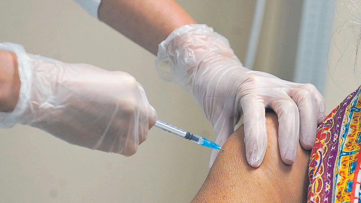 Una dona rep la vacuna de la grip al CAP Santa Clara, l’octubre passat.
