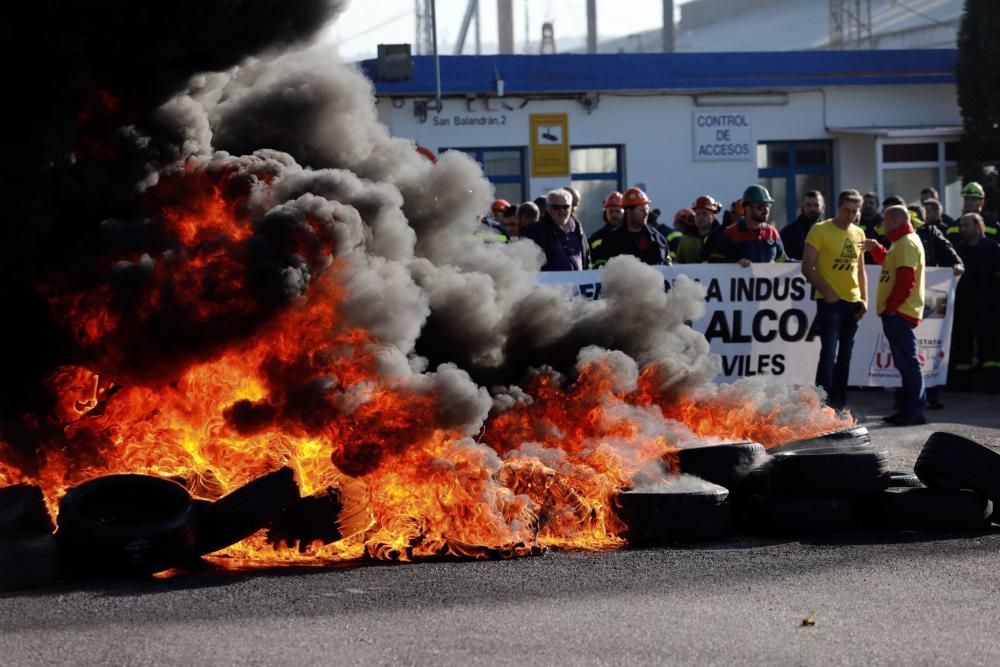 Barricada a las puertas de Alcoa: los trabajadores se concentran delante de la fábrica