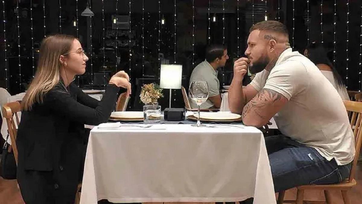 Carlos Sobera anonadado por el tamaño de este soltero de First Dates