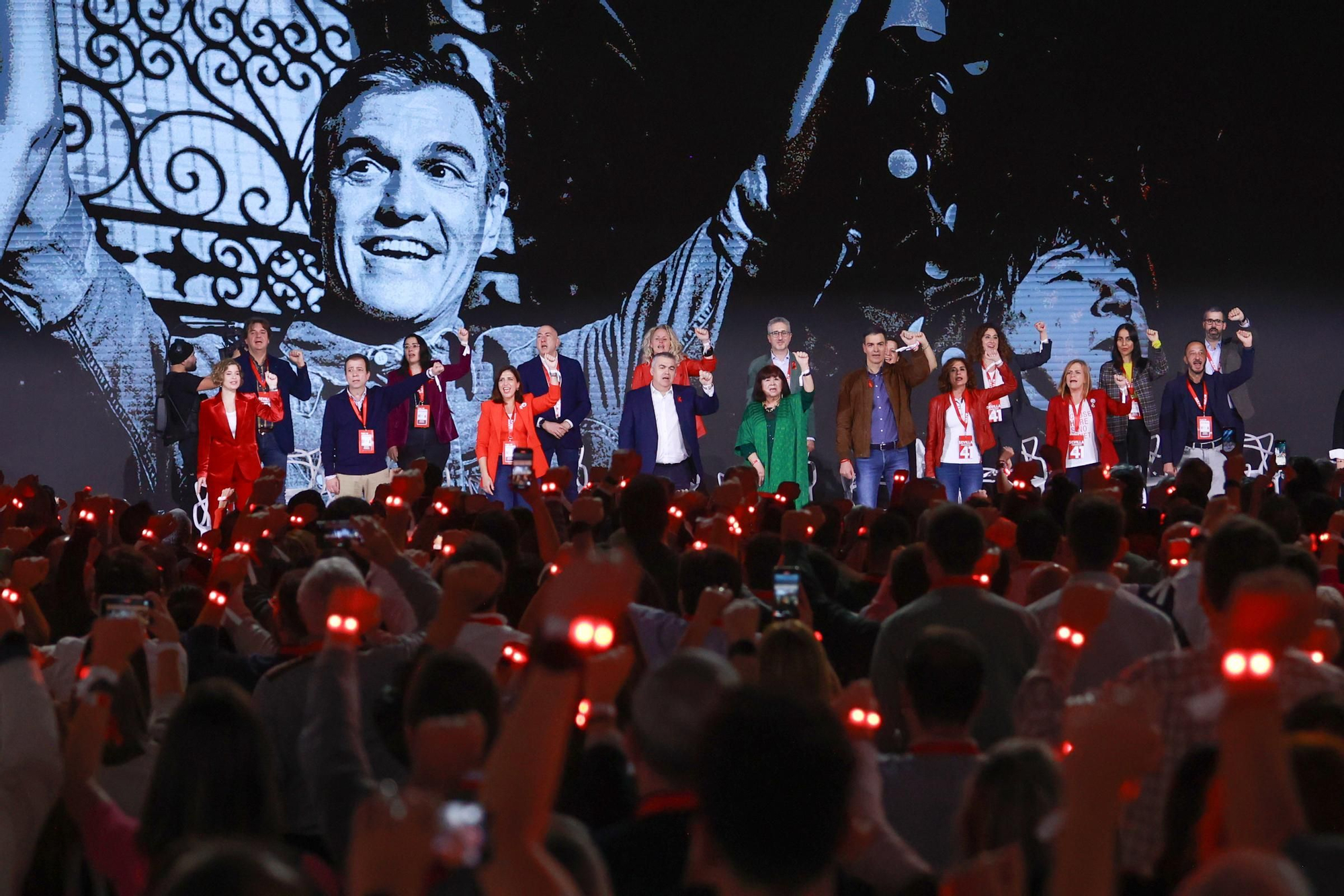 El Presidente del Gobierno, Pedro Sánchez, durante el 41 Congreso Federal del PSOE en el Palacio de Congresos y Exposiciones. A 1 de diciembre de 2024, en Sevilla, Andalucía (España). El 41 Congreso Federal del PSOE concluye en Sevilla con su jornada de clausura celebrada en Fibes. Durante el evento, se trazaron las líneas estratégicas del partido para los próximos años, destacando el compromiso con las políticas sociales, la igualdad y la sostenibilidad. La clausura contó con la presencia de destacados líderes socialistas y delegados de todo el país. 01 DICIEMBRE 2024 Rocío Ruz / Europa Press 01/12/2024. PEDRO  SÁNCHEZ;Rocío Ruz;