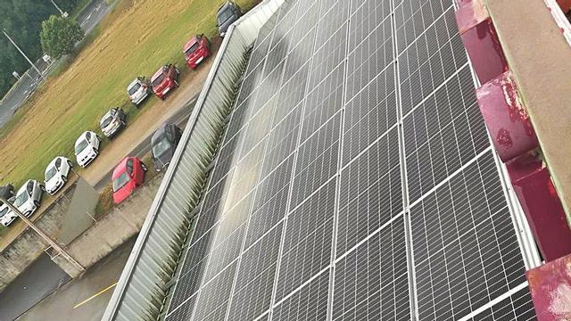 Paneles solares instalados en la fábrica de Agruchave.