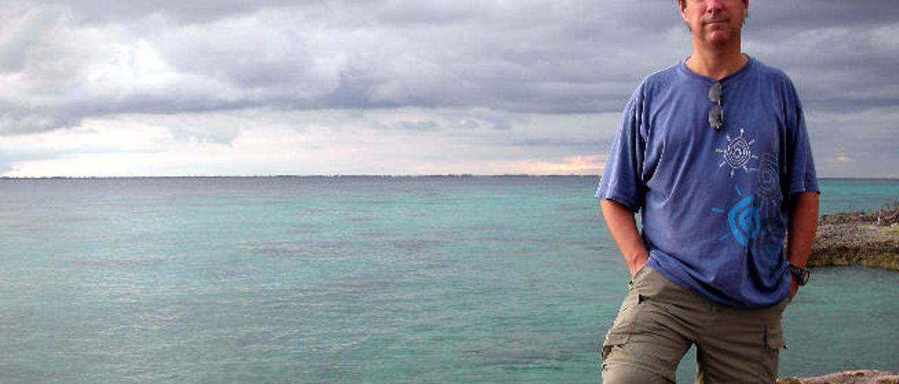 El periodísta Fernando García del Río posa ante el litoral de La Habana.