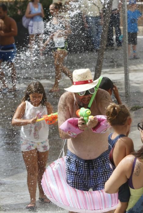 Un centenar de personas participan en la poalà, que se celebra en la plaza del Puente, en el Casco Antiguo de Alicante