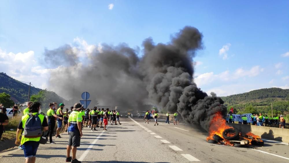 Els treballadors de Montajes Rus cremen pneumàtics i tallen la C-16