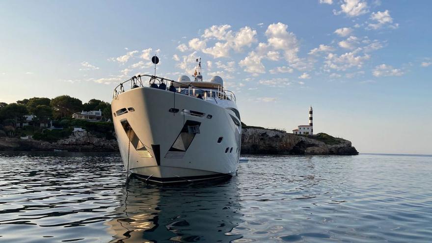 El ‘Niko III’, sobre la posidonia de Portocolom