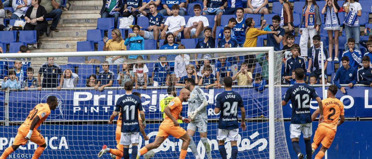 Ekain, atacante de la UD Ibiza, celebra el gol que marcó la pasada jornada ante el Real Oviedo y que sirvió para sumar la victoria (0-1). El año pasado anotó en El Molinón.   | LALIGA