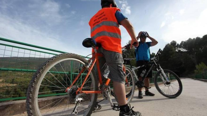 Los voluntarios volverán a recorrer este verano la vía verde en bicicleta para vigilar la zona y prevenir incencios.