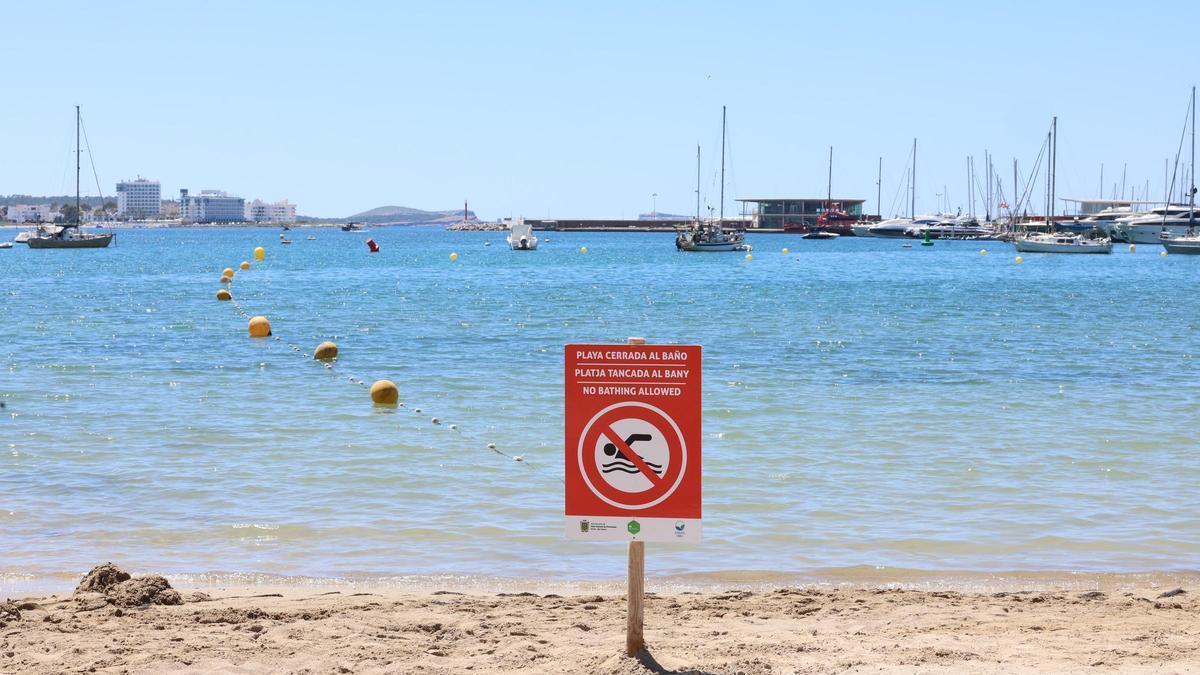 Imagen de la playa de s'Arenal cerrada al baño.