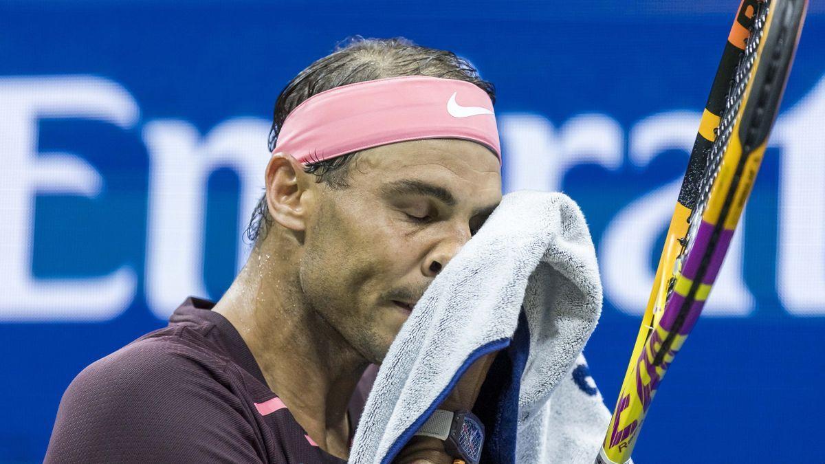 Nadal se quita el sudor con la toalla en su estreno en el US Open.