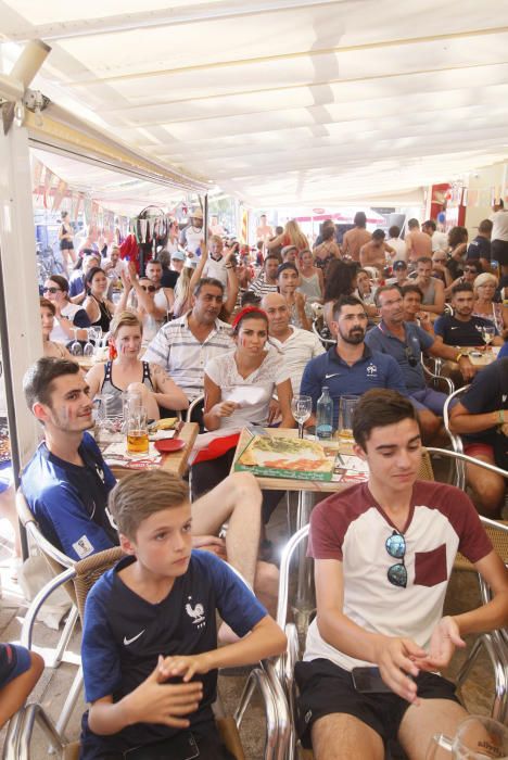 L''afició francesa a Roses celebra la victòria del seu equip al Mundial