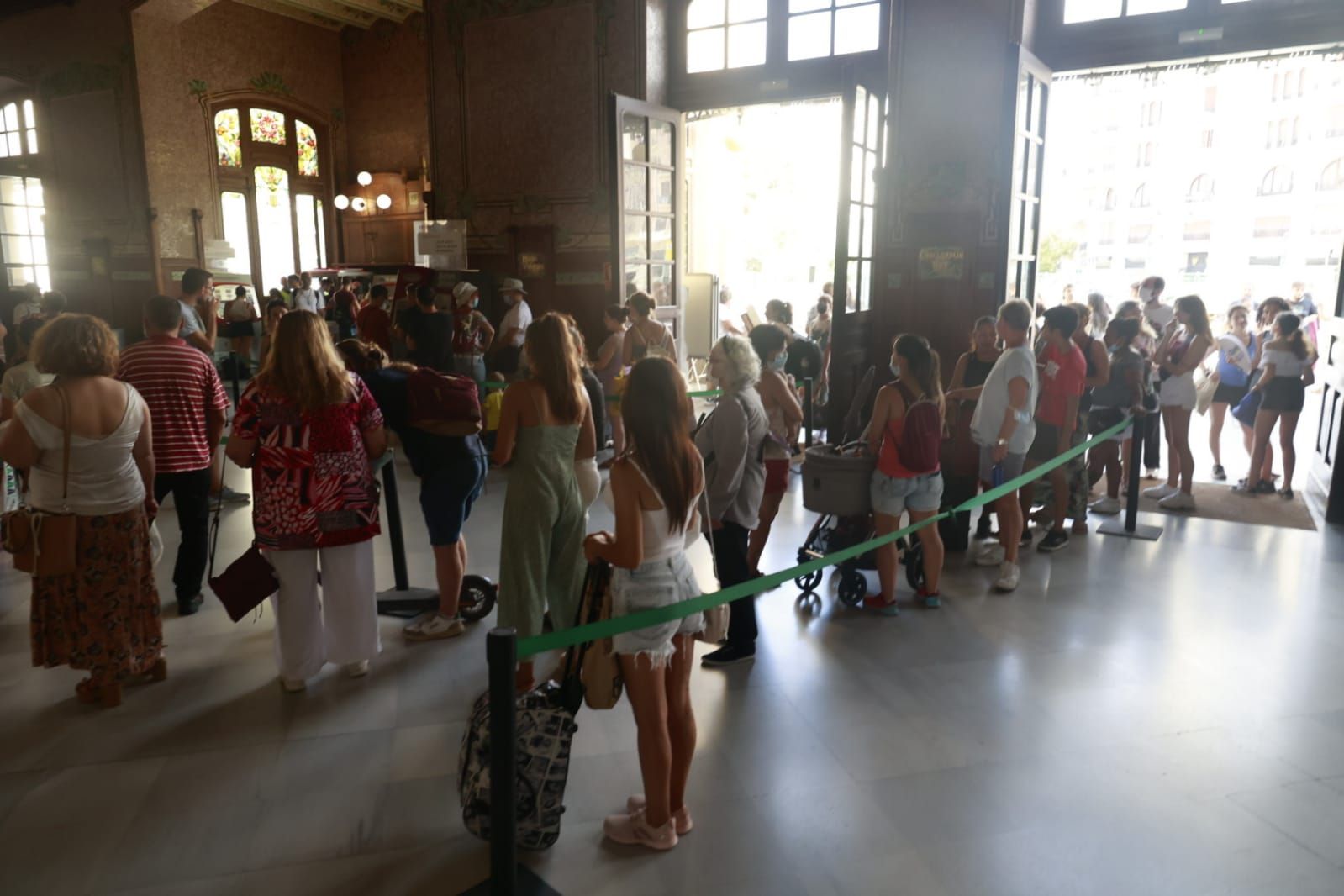 Colas en la Estación del Norte de València por el abono gratuito de Cercanías