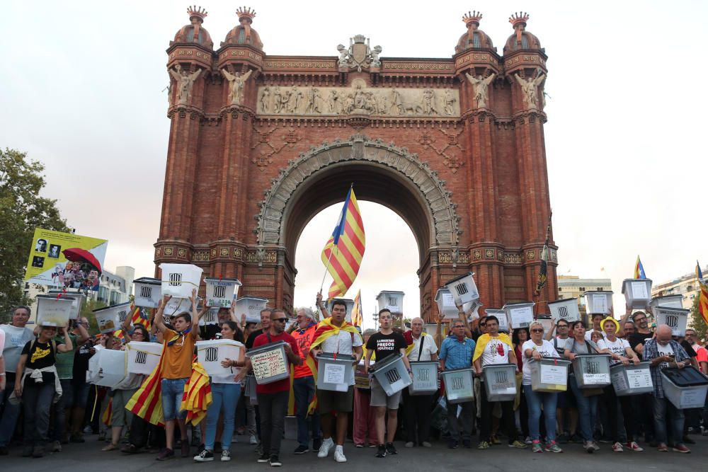 Milers de persones reivindiquen el mandat de l''1 d''octubre al centre de Barcelona