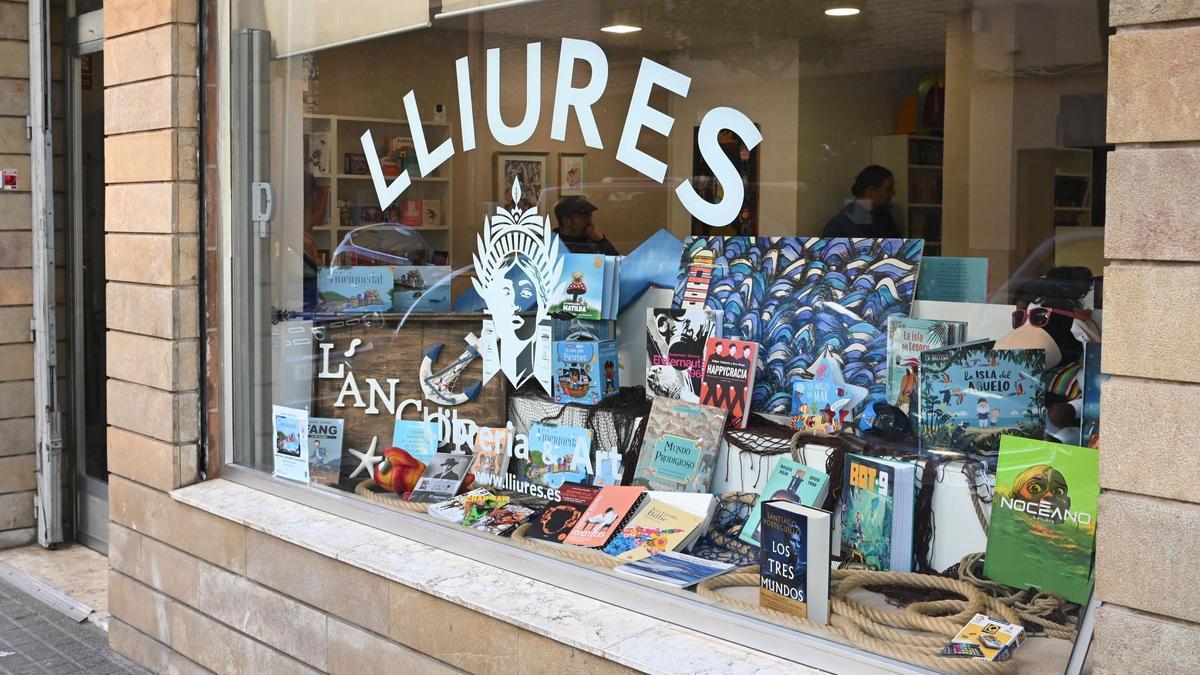 Lliures vol ser molt més que una botiga, vol ser una llibreria amb programació cultural constant a Vila-real.