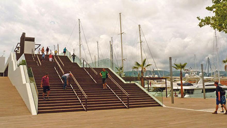 Es un estímulo más para el paseante, esta escalinata para ver desde otro lugar.