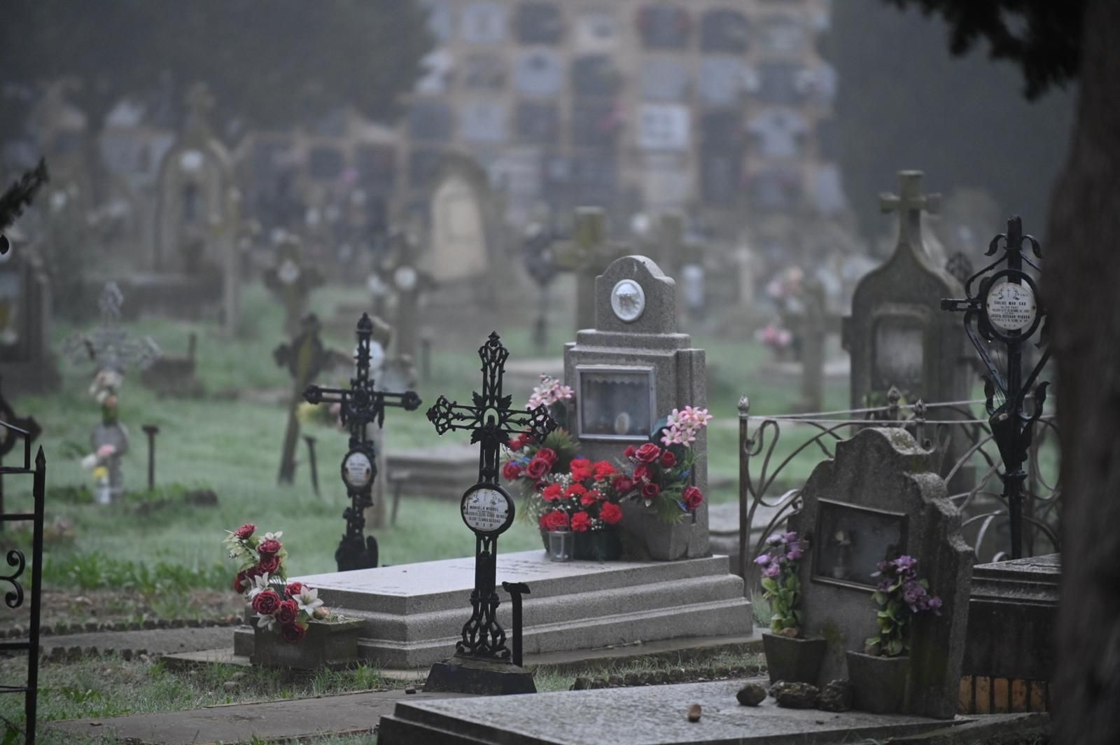 En imágenes | Así ha sido el Día de Todos los Santos en el cementerio de Torrero