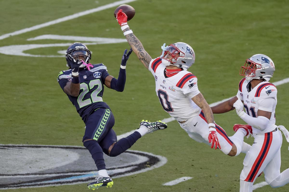 El jugador de los Patriots de origen colombiano Christian Gonzalez (c), durante el Super Bowl ante los Seahawks. EFE/EPA/CHRIS TORRES