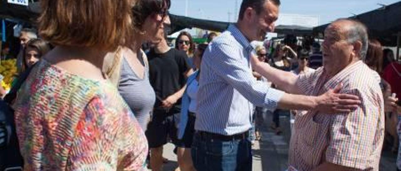 Carlos González paseando por el mercadillo de los aledaños del Martínez Valero.