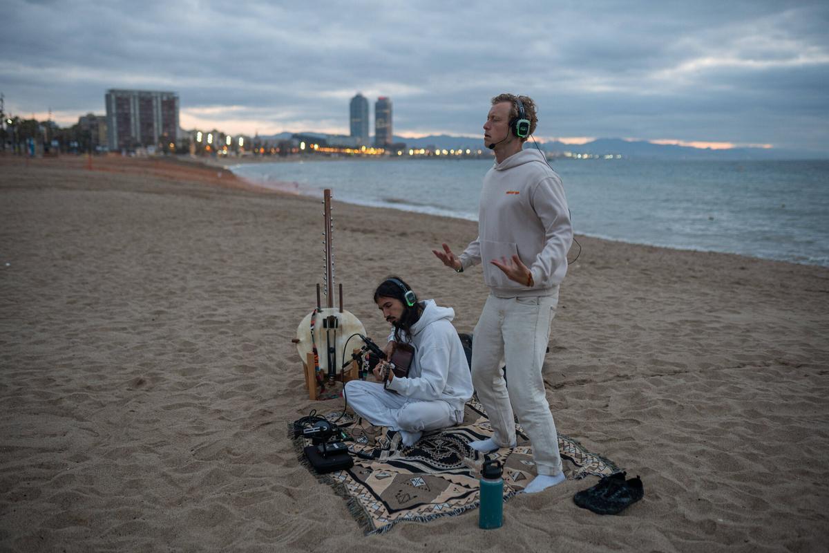Jake Wright dirige la sesión de 'breatwork' acompañado por Emiliano Silva a la guitarra.