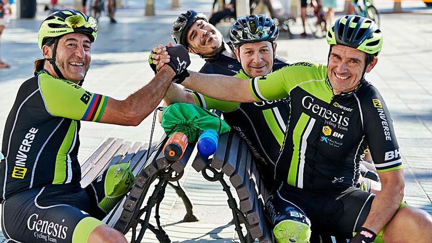 Los ciclistas adaptados del club Genesis chocan sus manos. | J.I.
