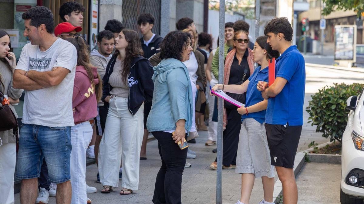 Estudiantes hacen cola ante una inmobiliaria de la avenida de Vilagarcía para encontrar piso de cara al próximo curso universitario.