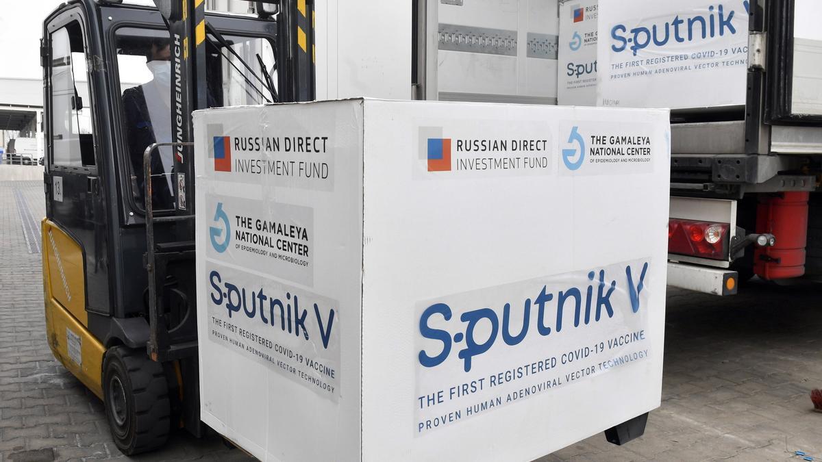 Transporte de una caja de vacunas rusas Spuntnik V.