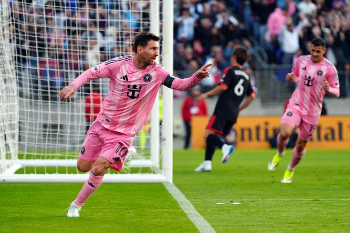 Leo Messi celebra su gol número 899