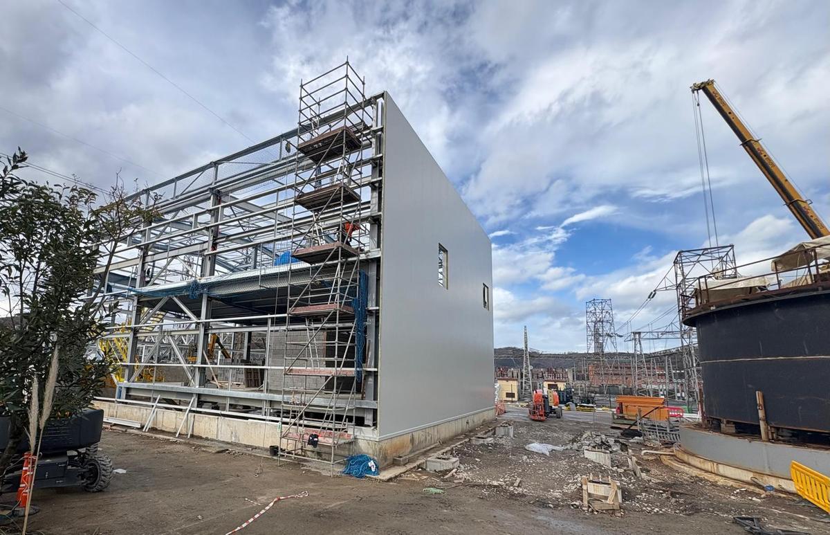 Trabajos de construcción del edificio que albergará la nueva caldera para la descarbonización de la planta de Bayer en Lada, Langreo