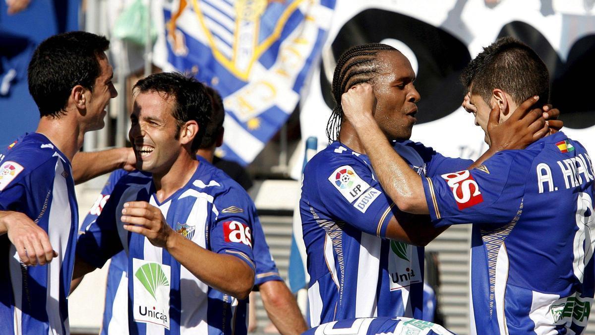 Sinama Pongolle y Antonio Hidalgo, en la celebración del segundo gol del Málaga ante el Tenerife.
