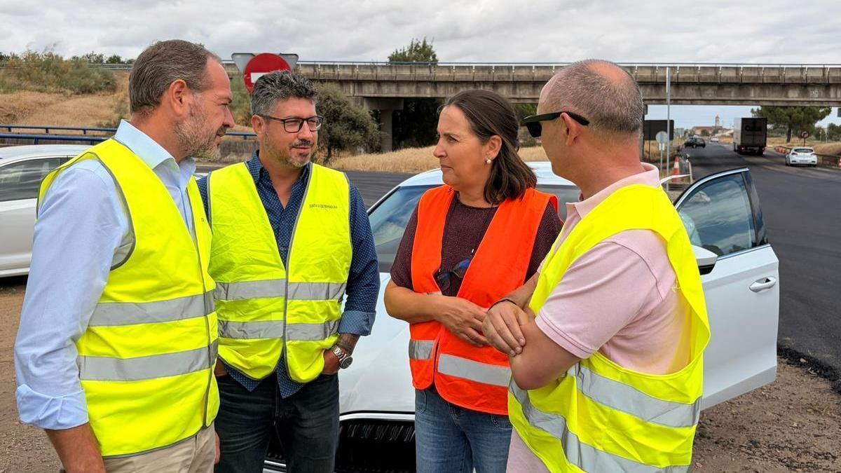 Visita del consejero Francisco José Ramírez a las obras de la Ex-363.