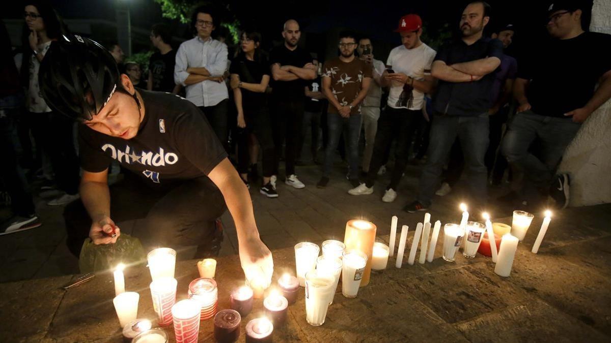 Familiares y amigos de los tres estudiantes asesinados durante una vigilia frente a la casa del gobernador del estado de Jalisco, el 23 de abril.