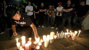 Familiares y amigos de los tres estudiantes asesinados durante una vigilia frente a la casa del gobernador del estado de Jalisco, el 23 de abril. 
