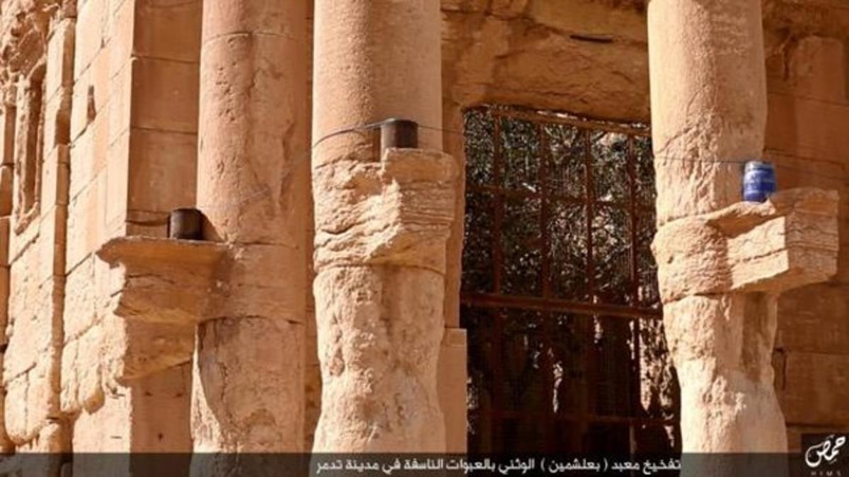 Bombonas con explosivos colocadas en las columnas del templo de Baal.