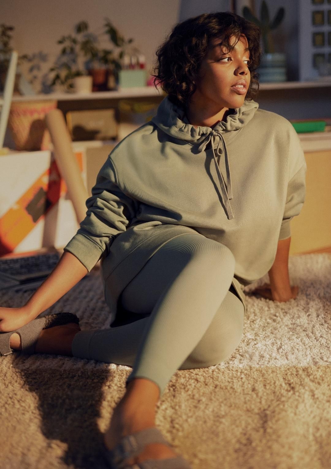 Conjunto de sudadera y leggings de la colección de Yrsa Daley-Ward para H&M