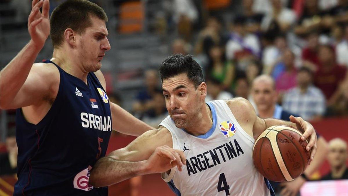 xortunoargentina s luis scola  r  handles the ball during190910150252
