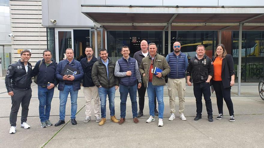 El líder nacional de Jupol, en el centro con chaleco azul, visitó la comisaría de Vigo donde estuvo acompañado de miembros del sindicato policial.
