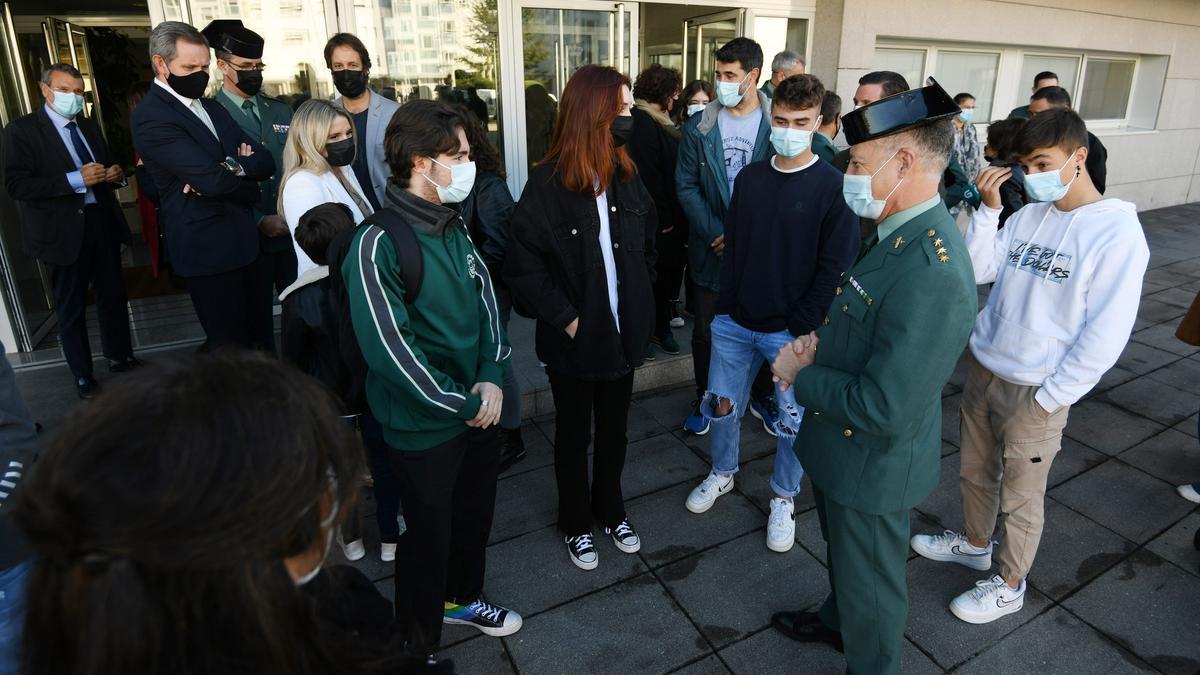 Agentes conversan con alumnos y profesores a la salida de la presentación del vídeo institucional de la Guardia Civil/ Gustavo Santos