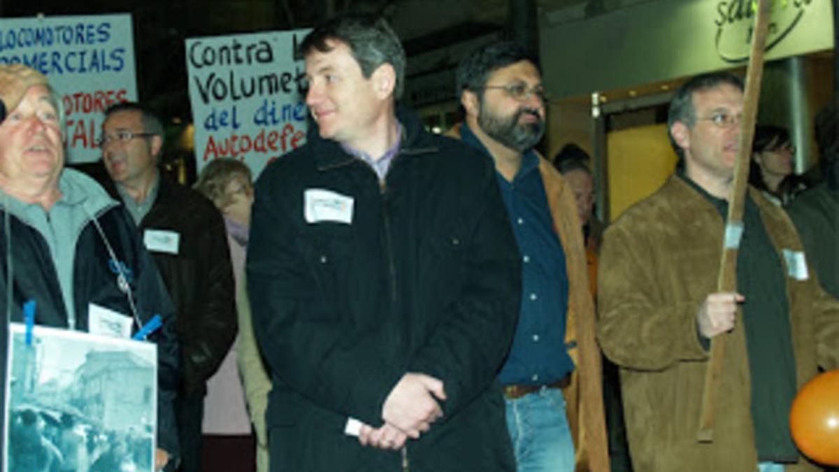Una manifestacion contra la instalación de El Corte Inglés, hace algunos años, con el actual alcalde de CiU en la cabecera.