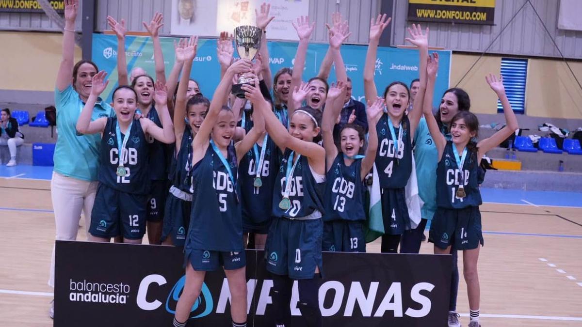 La selección cordobesa de minibasket femenino celebra la conquista del título andaluz.