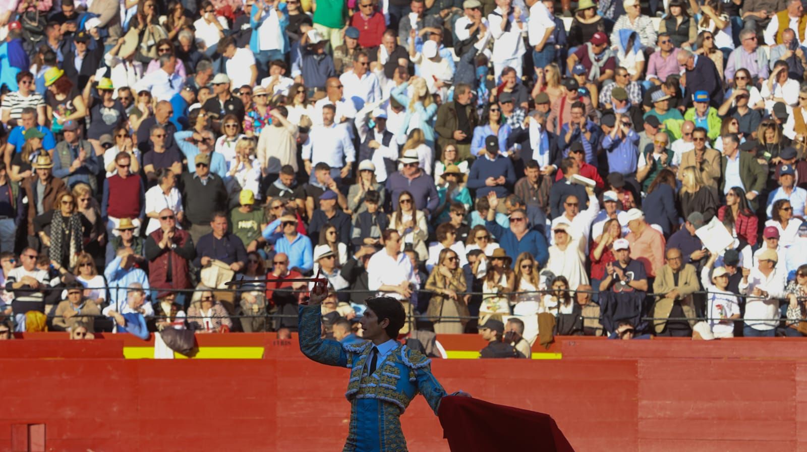 Vicente, Carmen Lomana y Enrique Ponce en la corrida de toros del 16 de marzo en València