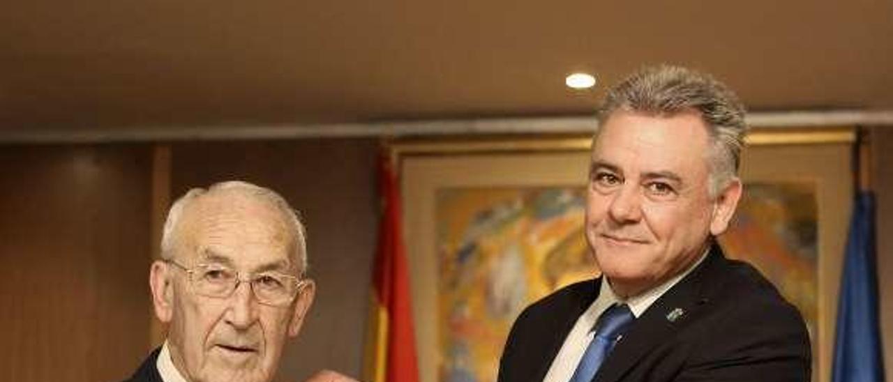 Valentín Martínez-Otero, presidente del Centro Asturiano de Madrid, impone la &quot;Manzana de Oro&quot; de la entidad a Javier de Montini.