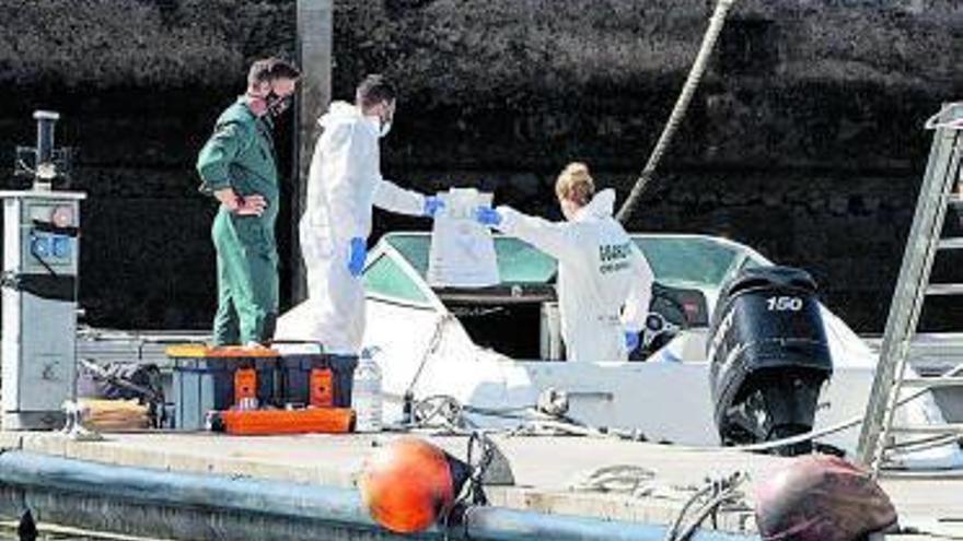 Diversos agents inspeccionen l&#039;embarcació del desaparegut
