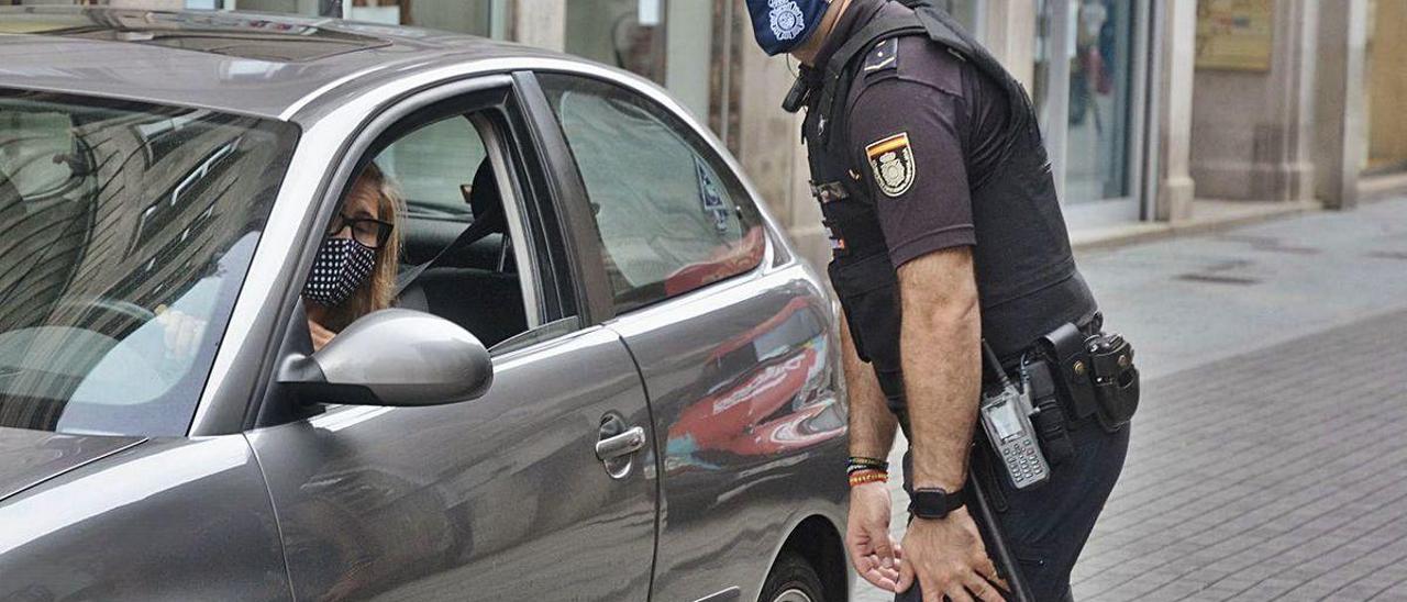 Un agente de la Policía Nacional patrullando ayer en el centro de Pontevedra.