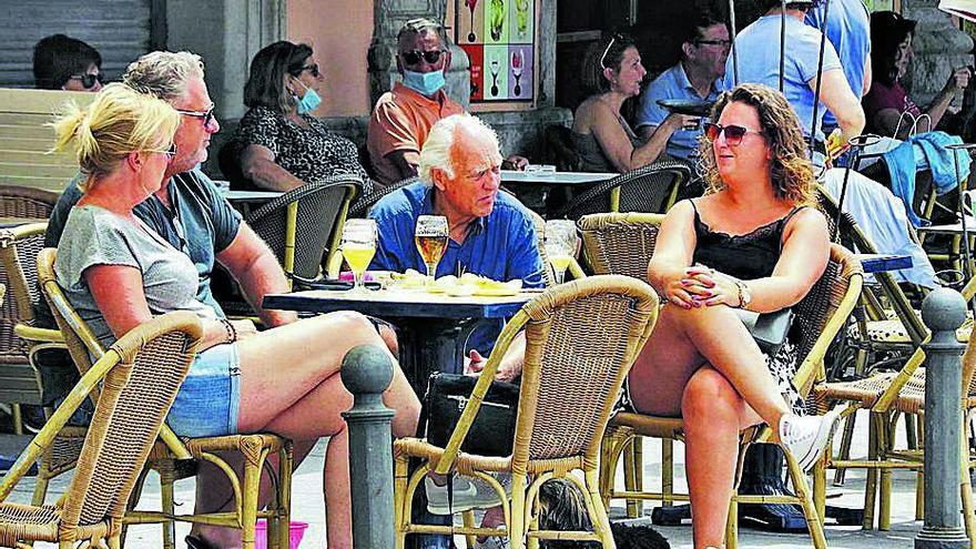 Turistes fent el toc a un bar de Palamós a l&#039;estiu.