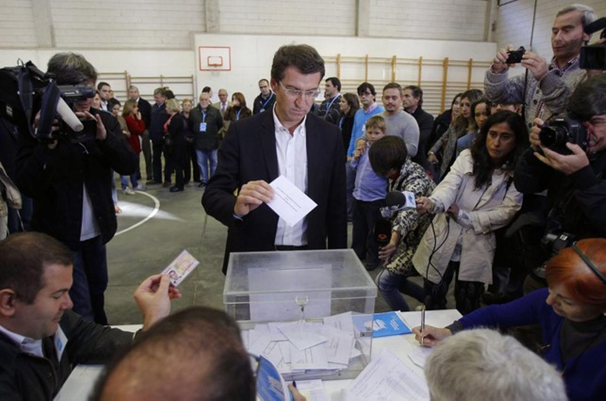 El candidat del PP a la reelecció, Alberto Núñez Feijóo, exerceix el seu dret al vot, a Vigo.