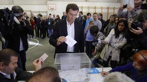 El candidat del PP a la reelecció, Alberto Núñez Feijóo, exerceix el seu dret al vot, a Vigo.