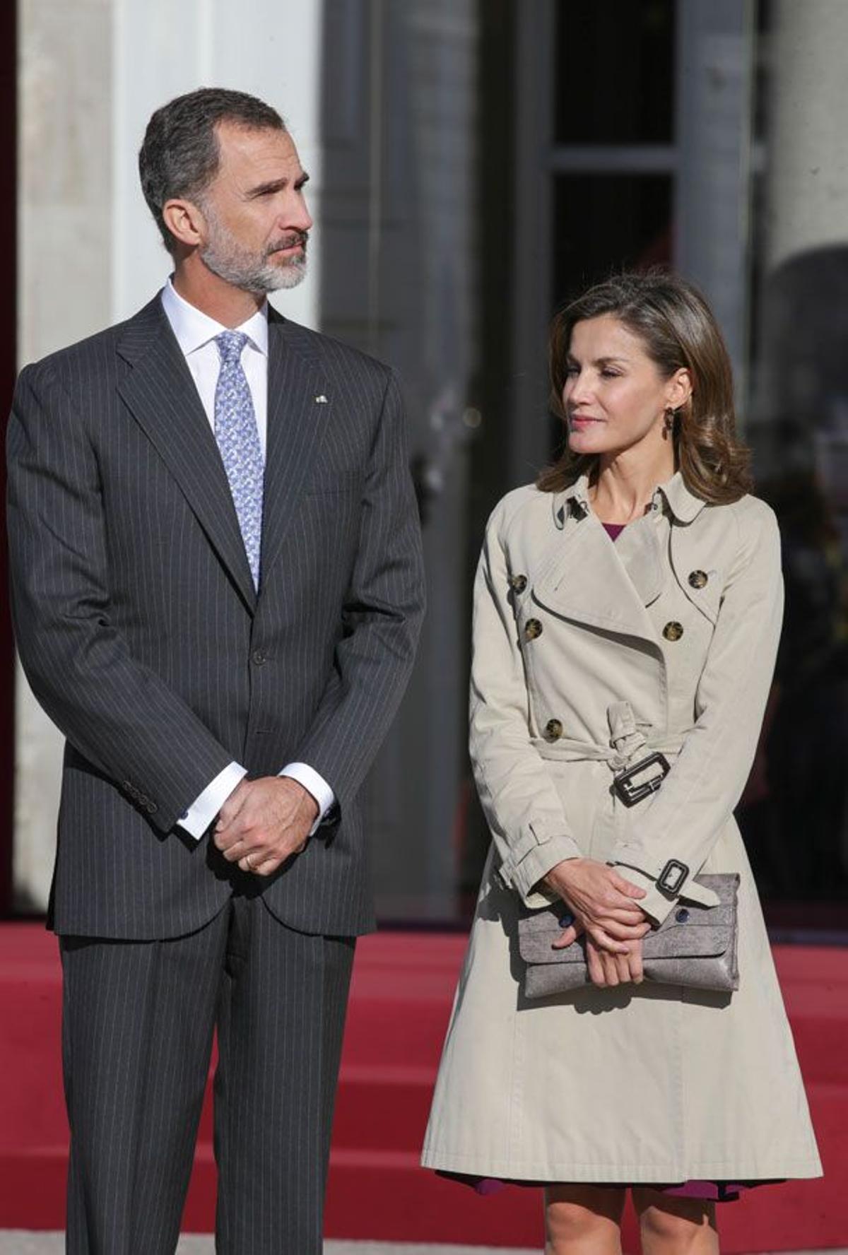 Letizia Ortiz con trench de Burberry junto a Felipe VI en Madrid