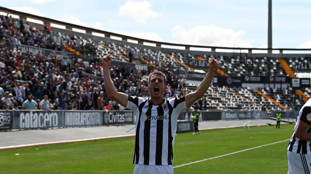 Carlos Calderón celebra el tanto del triunfo en el Nuevo Vivero que rubrica la remontada del Badajoz ante Unionistas.