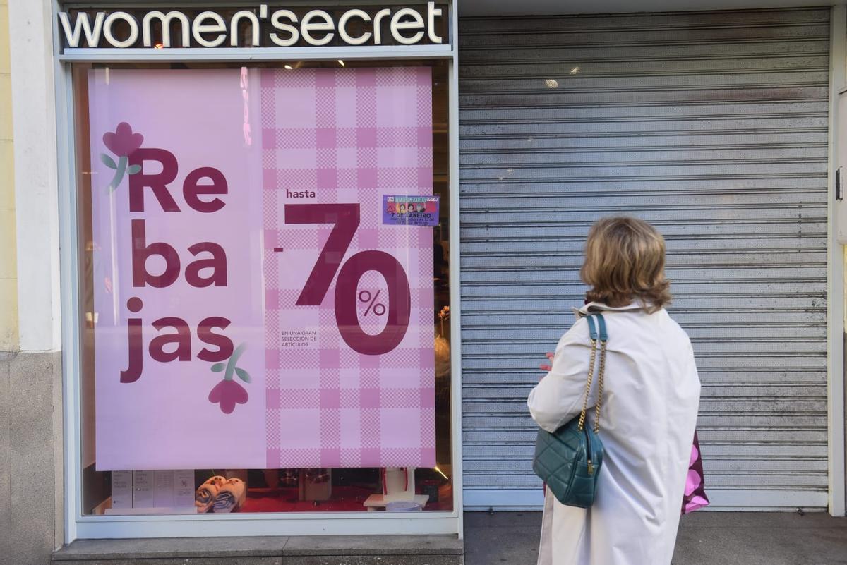 Huelga del comercio textil coruñés en el primer día de las rebajas de enero