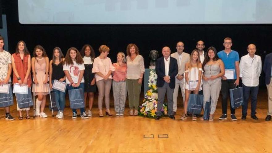 Los ganadores del certamen junto al jurado y los alcaldes de Benimodo, Alzira y La Pobla.