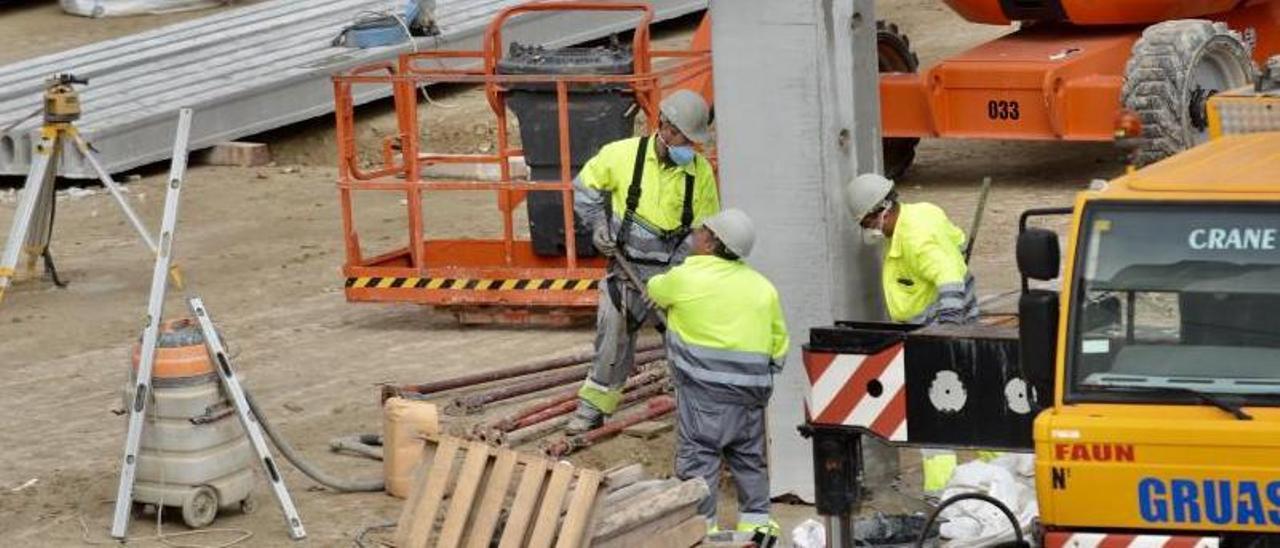 Trabajadores de la construcción en una obra de Pontevedra. |   // R.V.